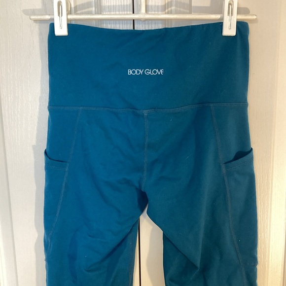 EUC-Body Glove teal crop/capri with pockets. Size small. - Picture 4 of 5